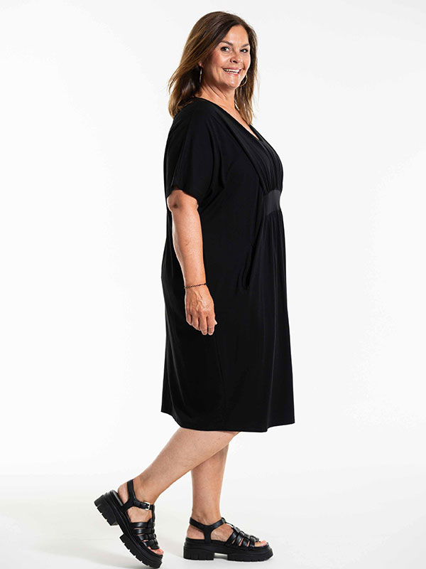 BELINA - Plus Size Dress fra Gozzip