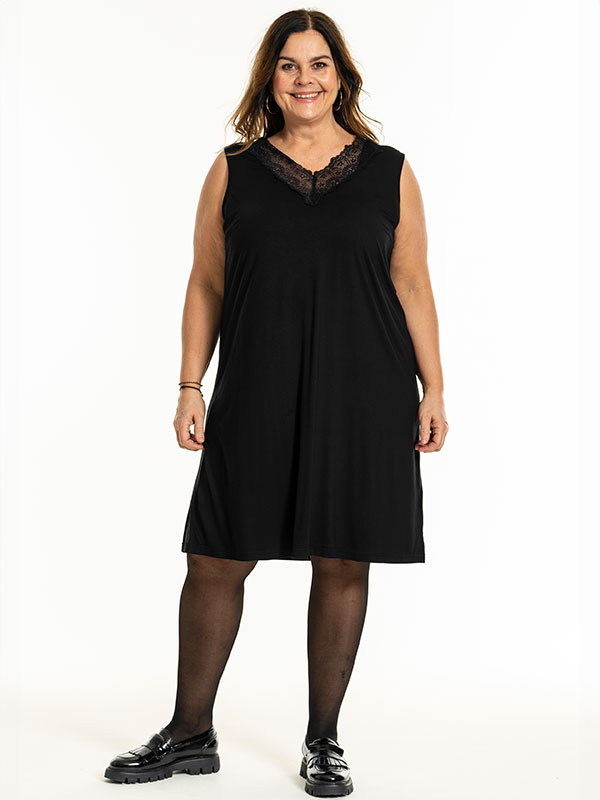 GEOGINA - Plus Size Dress fra Gozzip