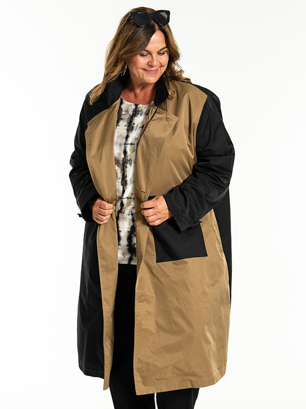 JULLA - Plus Size Coat fra Gozzip