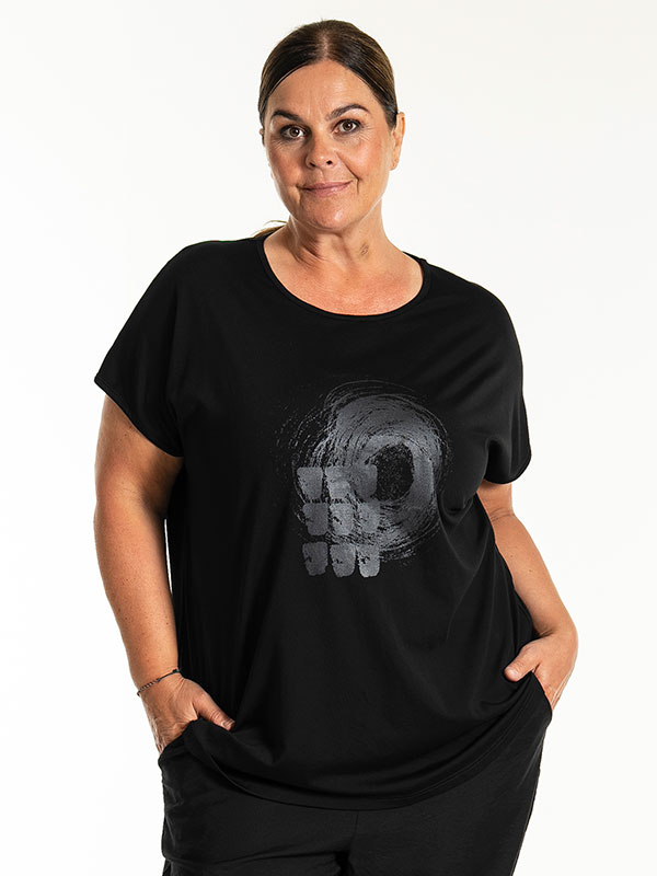 HENSIA - Plus Size T-shirt fra Gozzip Black