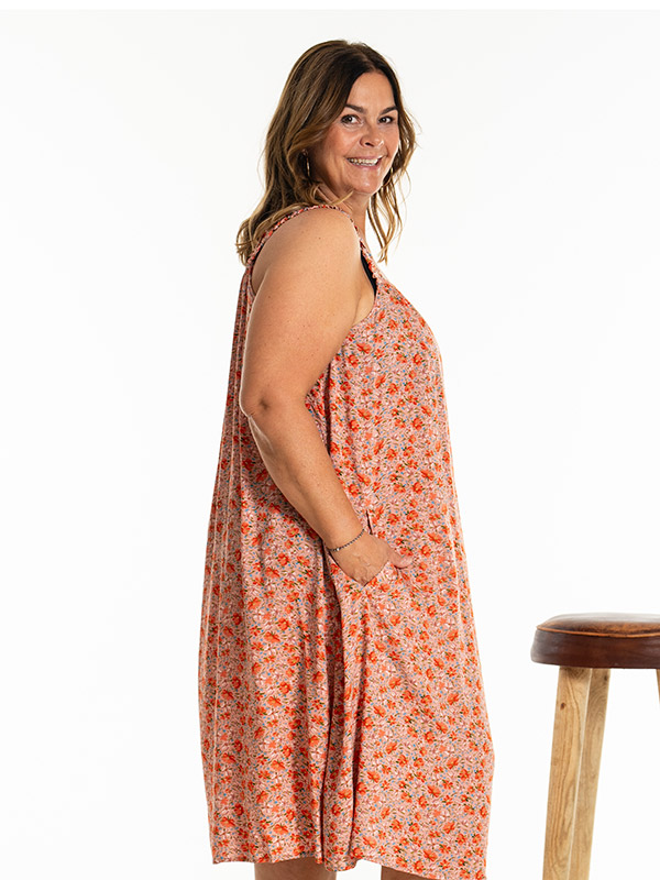 KARLINA - Plus Size Dress fra Gozzip