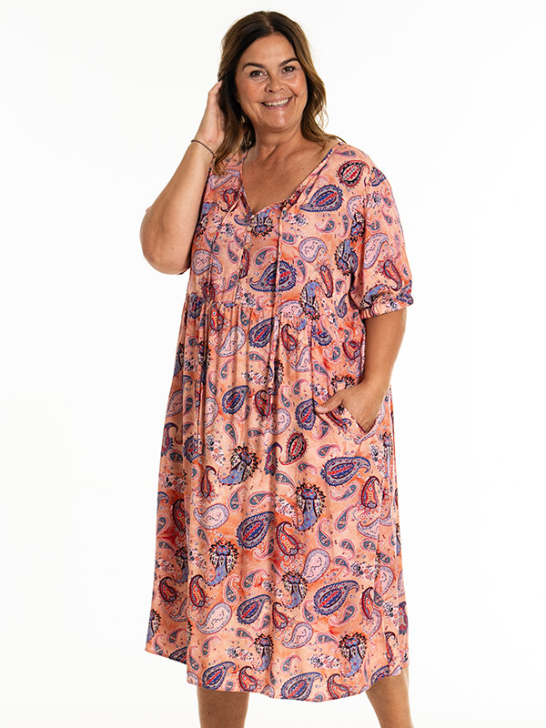 KARNELIA - Plus Size Dress fra Gozzip