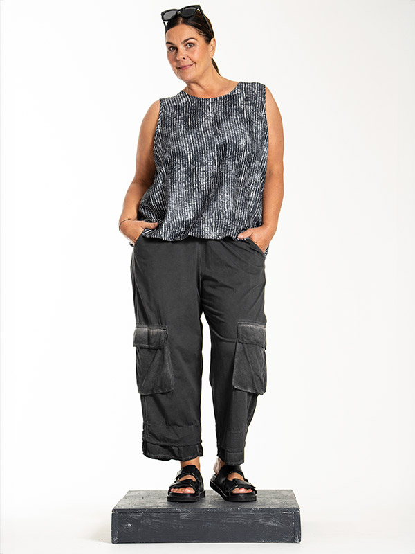 LEANETTE - Plus Size Pants fra Gozzip Black