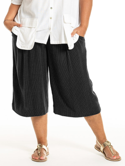 KATALIN - Plus Size Shorts from Gozzip